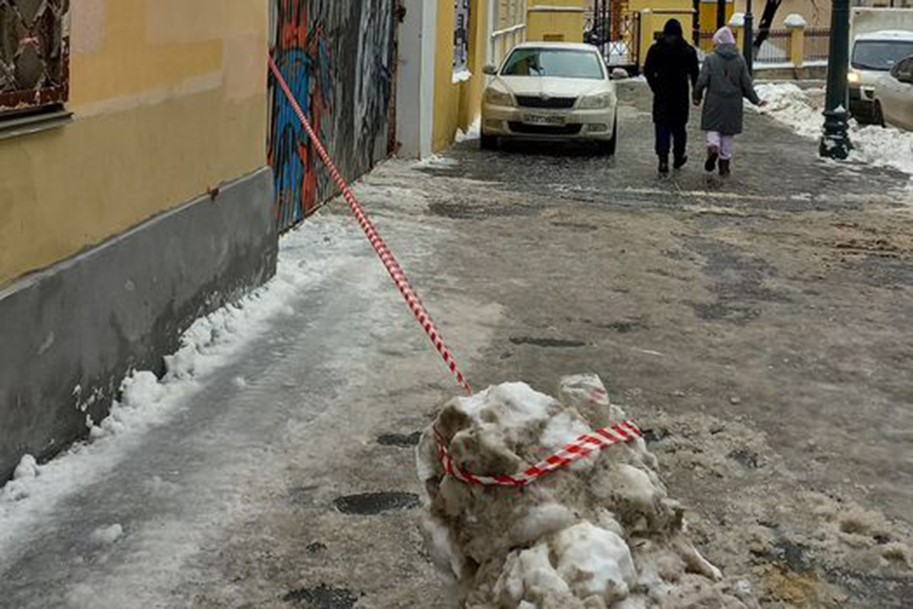 Россиян развеселил обвязанный лентой сугроб в Москве