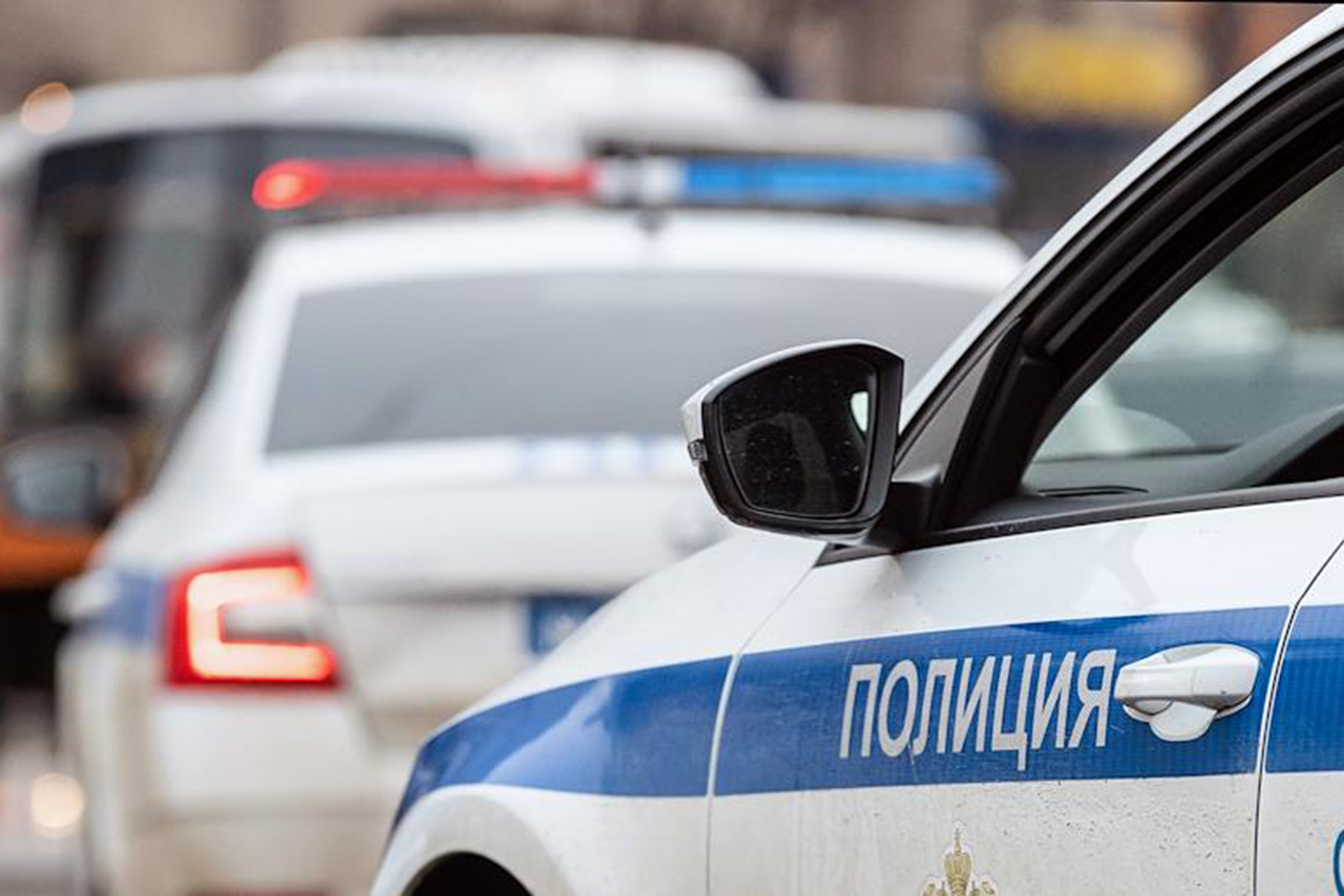Тело жителя московской многоэтажки обнаружили на козырьке подъезда