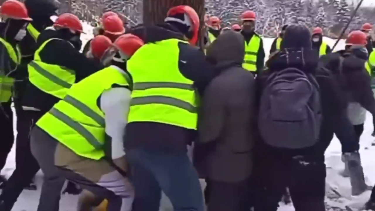 Рабочие на стройке драка. Задержания драки в москве. Рабочие на стройке драка. Драка рабочих. Драка рабочих.