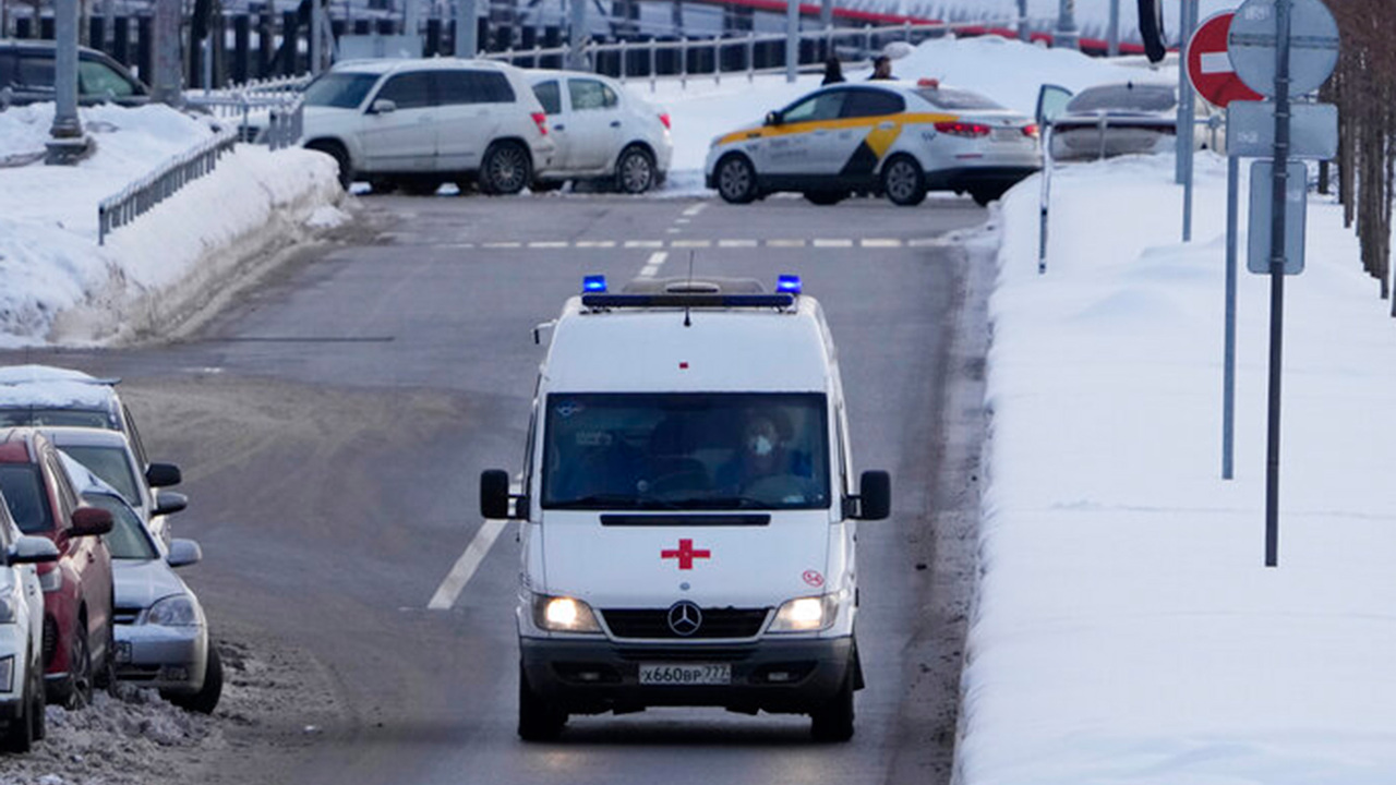 Мужчину с огнестрельным ранением выбросили из машины в Москве - Мослента