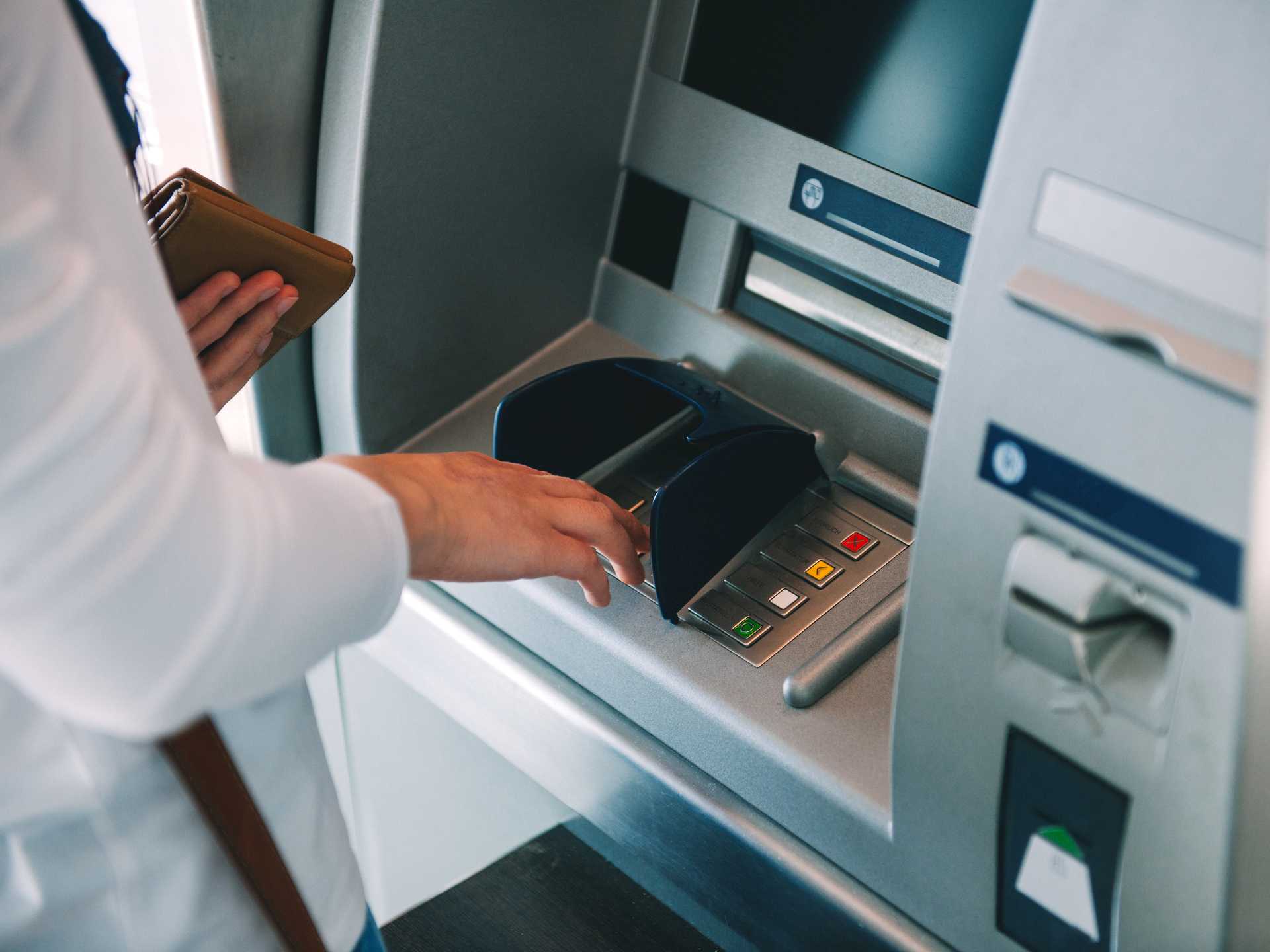 Юрист пояснила важность сохранения чеков из банкомата