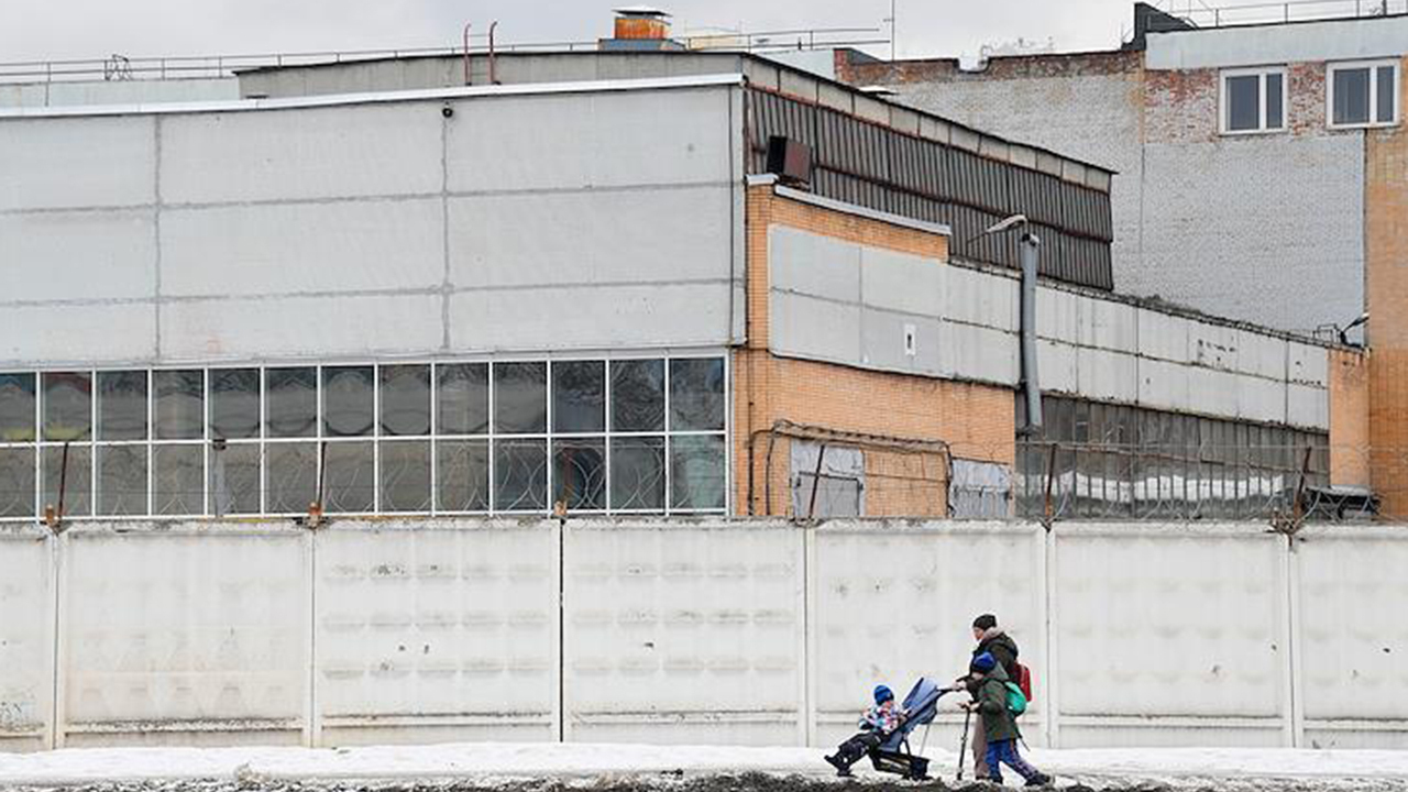 Известная певица назвала удручающими московские заборы - Мослента