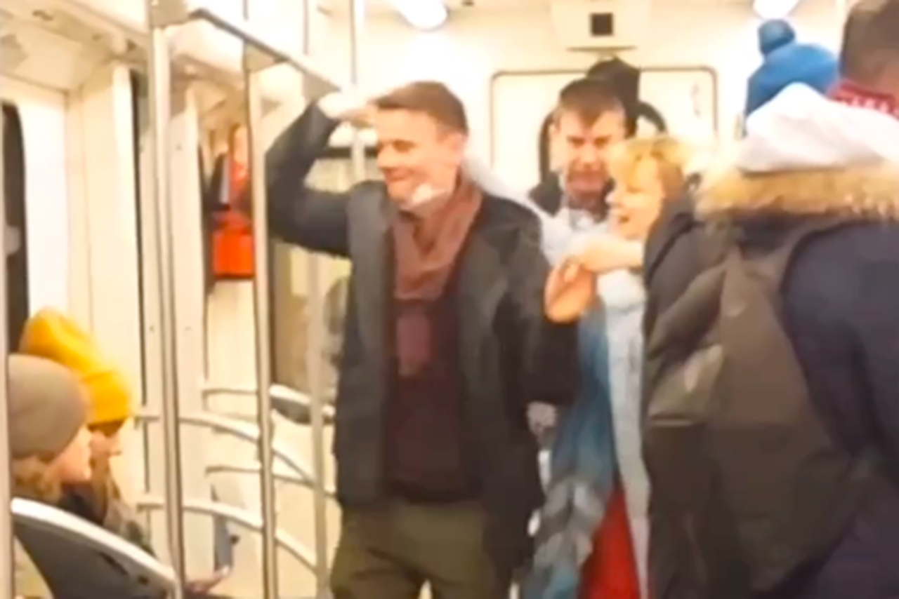 Теракт в метро москва 2024. Парень танцует в метро. Влюбленные в метро. Фото теракта в метро в Москве.