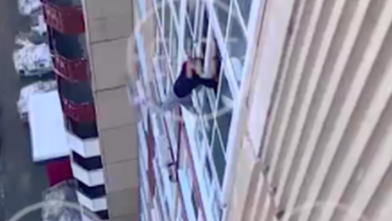 Мужчина выпал из окна в москве сегодня. Выбросилась из окна в москве. Подросток выпрыгнул из окна. Школьник выпрыгнул из окна. В казани парень выпрыгнул из окна.