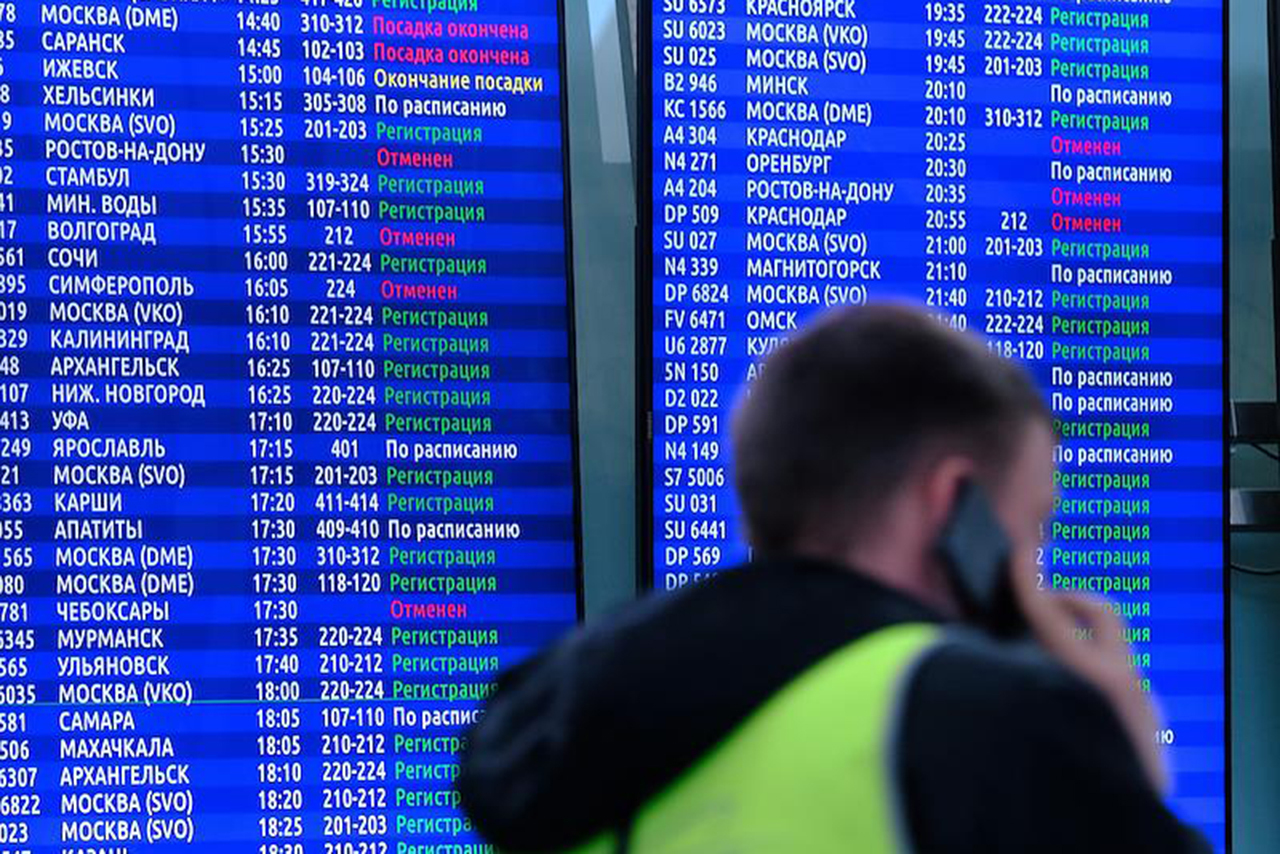 В аэропортах Москвы задержали и отменили более 140 рейсов