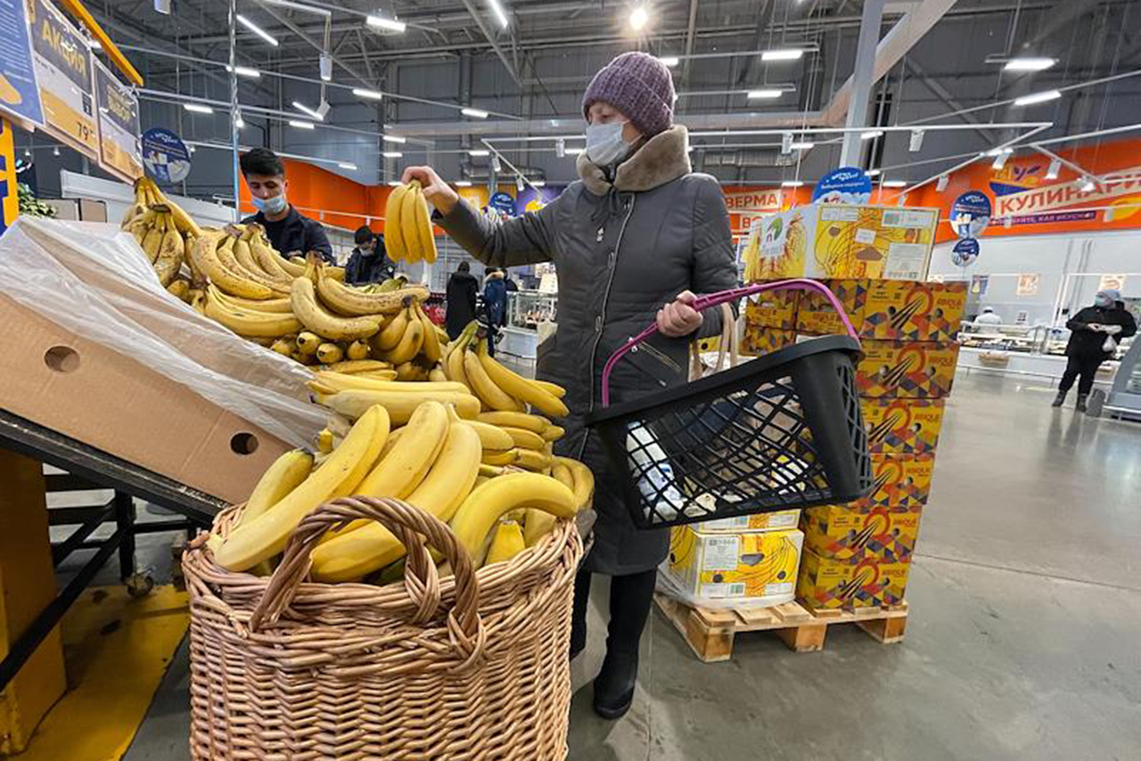 Россияне стали массово скупать бананы в Подмосковье из-за сбежавшей обезьяны
