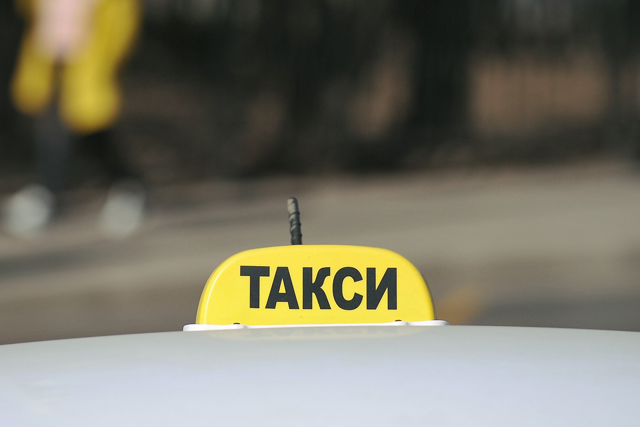 Таксист взял с туриста из США 21,5 тысячи рублей за поездку из Шереметьево