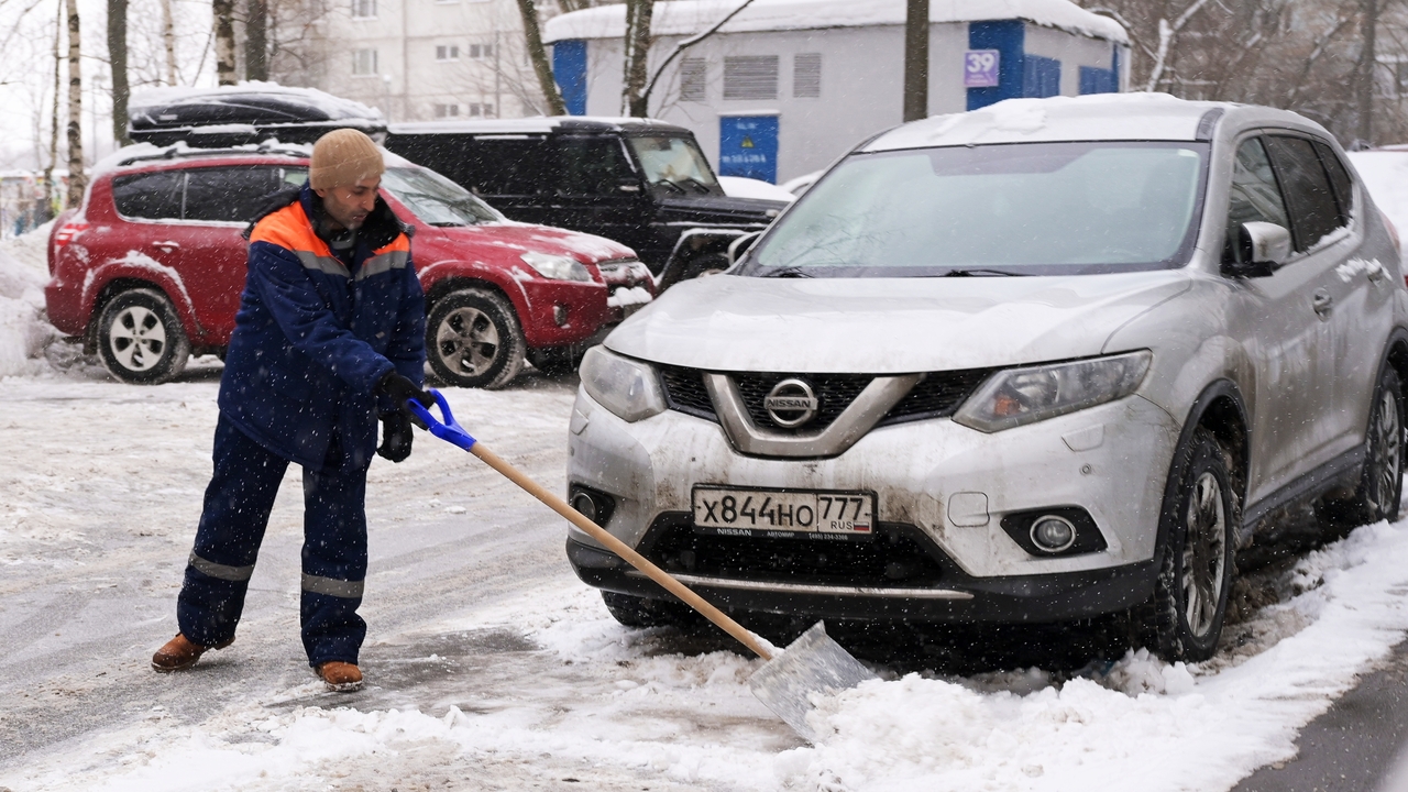 17 см снега. Снег в Москве. Гололедица в Москве. Выпал снег. Фото машин.