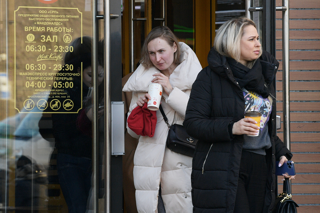 Россияне выстроились в очередь в «Макдоналдс» перед закрытием - Мослента