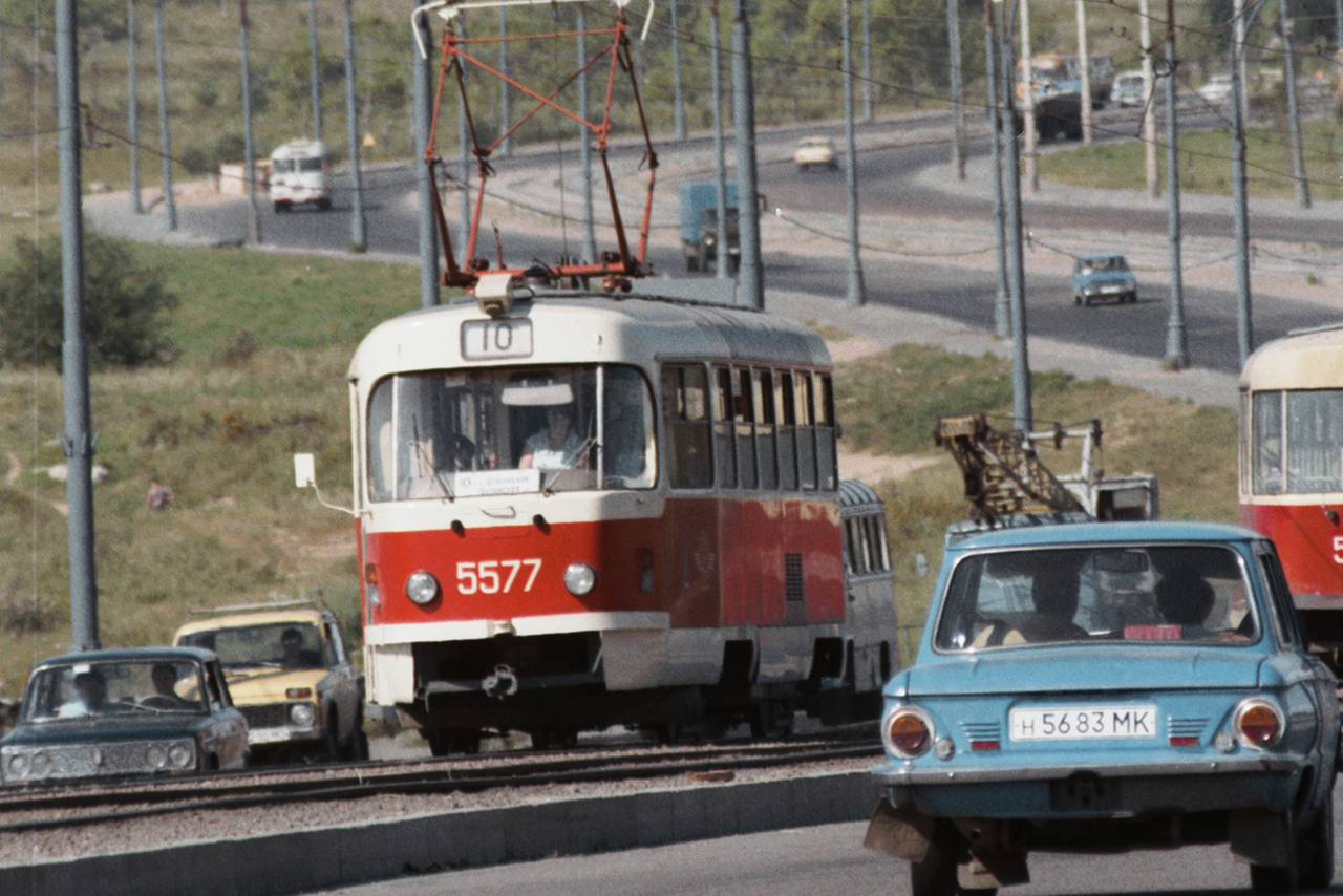 Россияне вспомнили автобусы и трамваи из своего детства