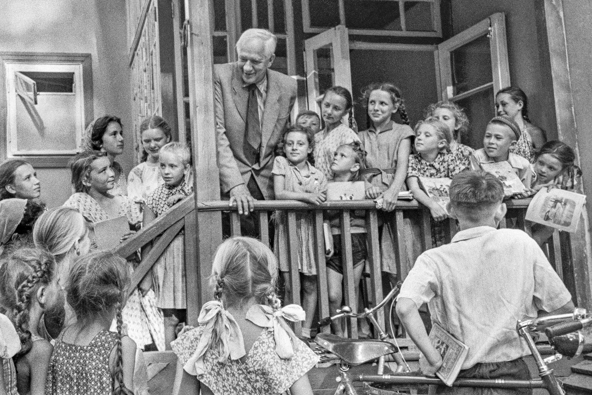 Корней Чуковский беседует с детьми, пришедшими обменять книги в библиотеке на даче писателя