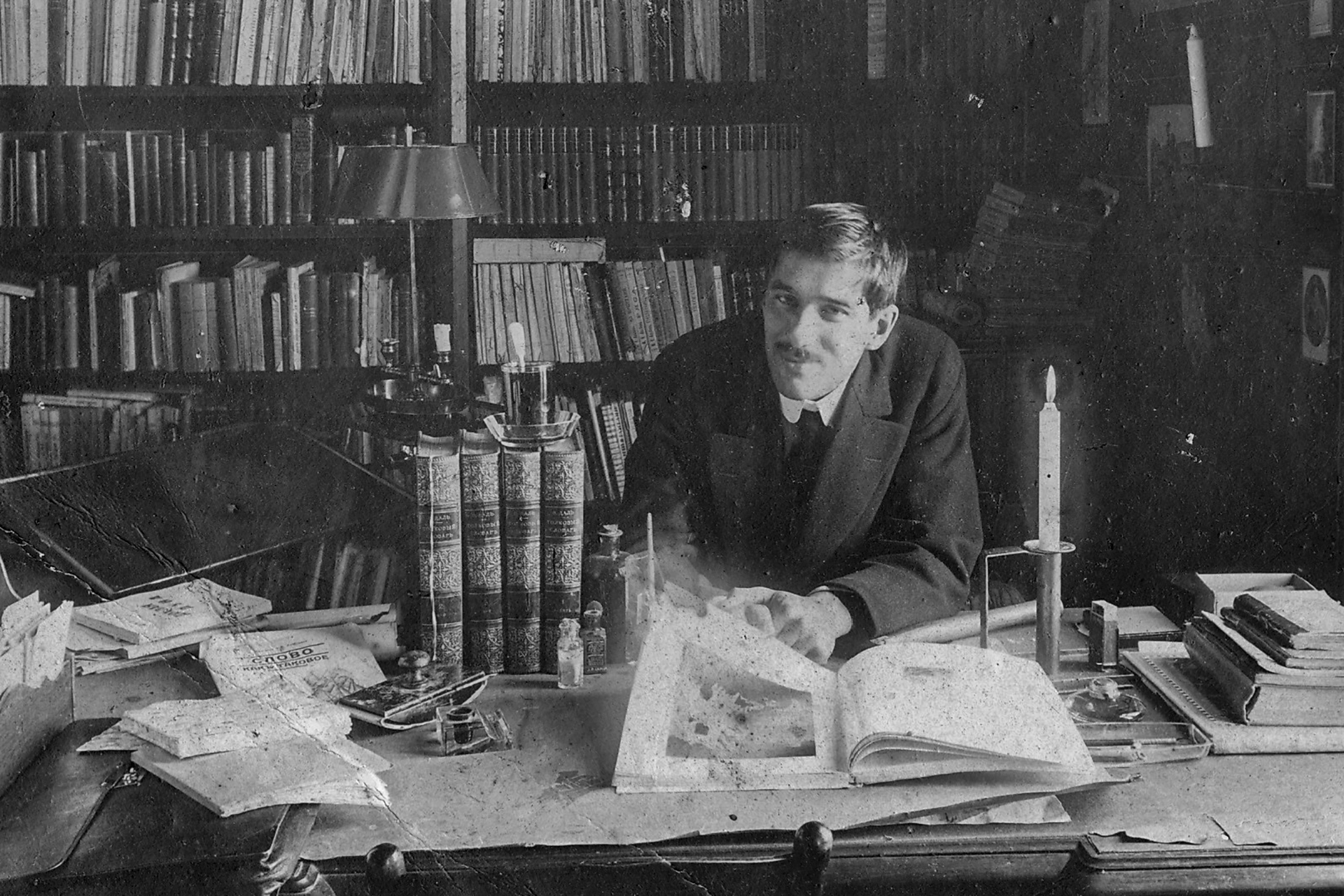 Корней Чуковский в своем кабинете в Куоккале, 1910-е годы