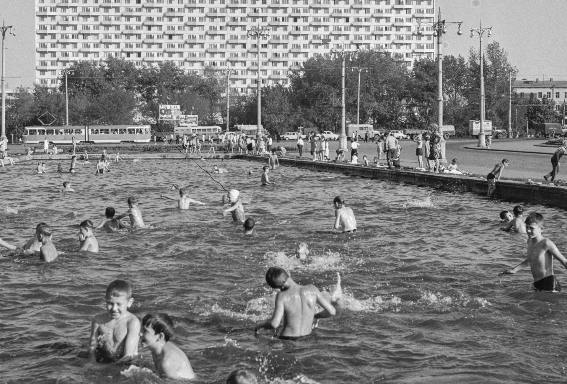 Москвичи вспомнили купание в городе под открытым небом - Мослента