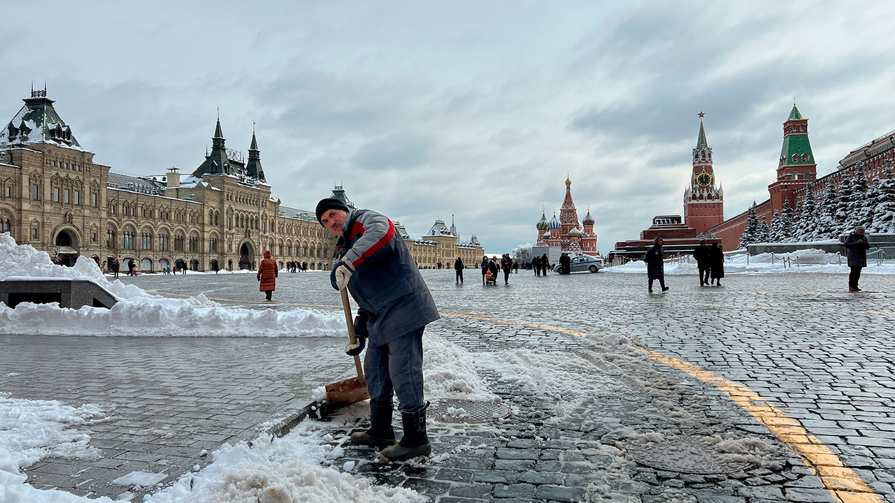 снег в москве весной