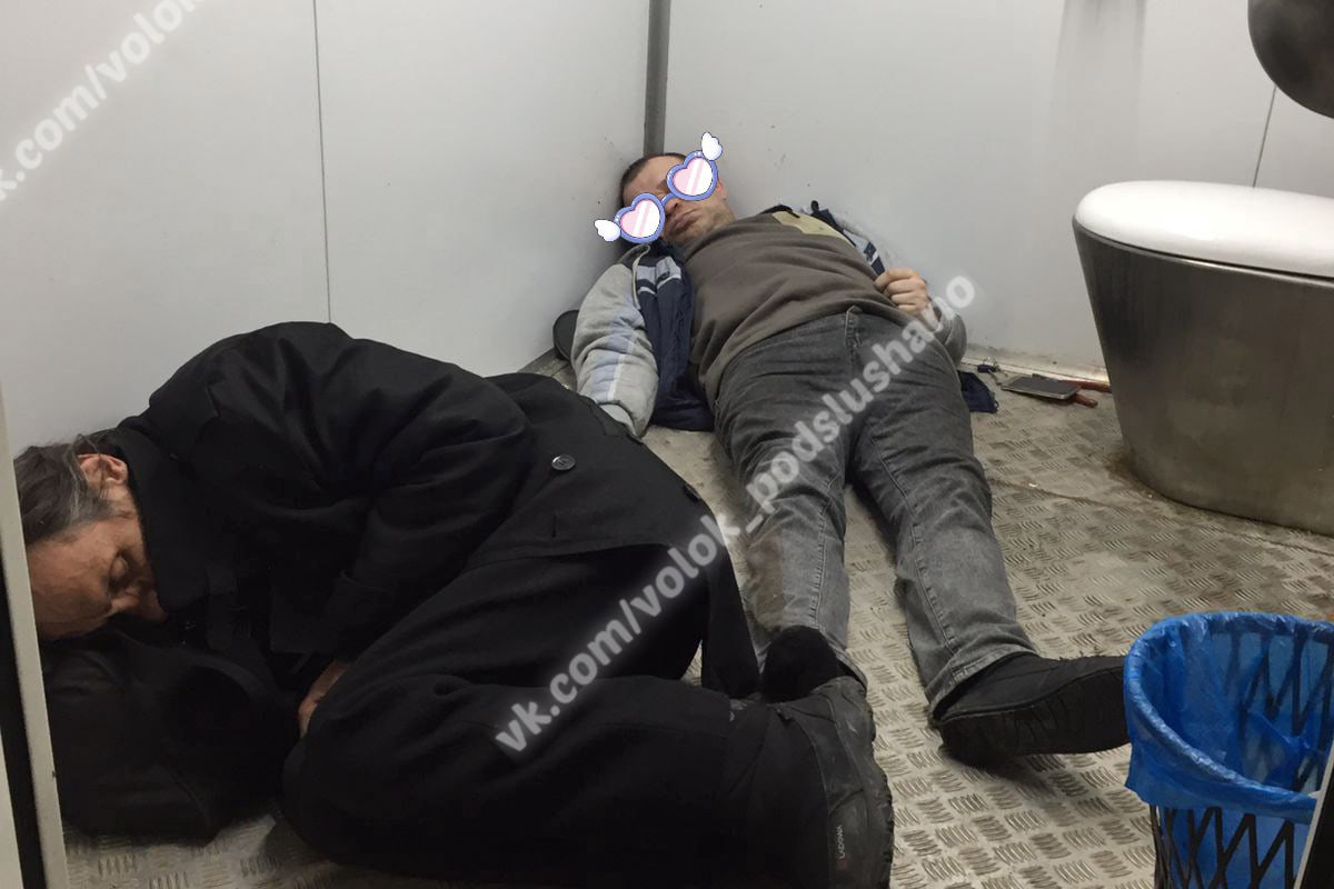 Двое мужчин организовали ночлег в кабине общественного туалета в Подмосковье