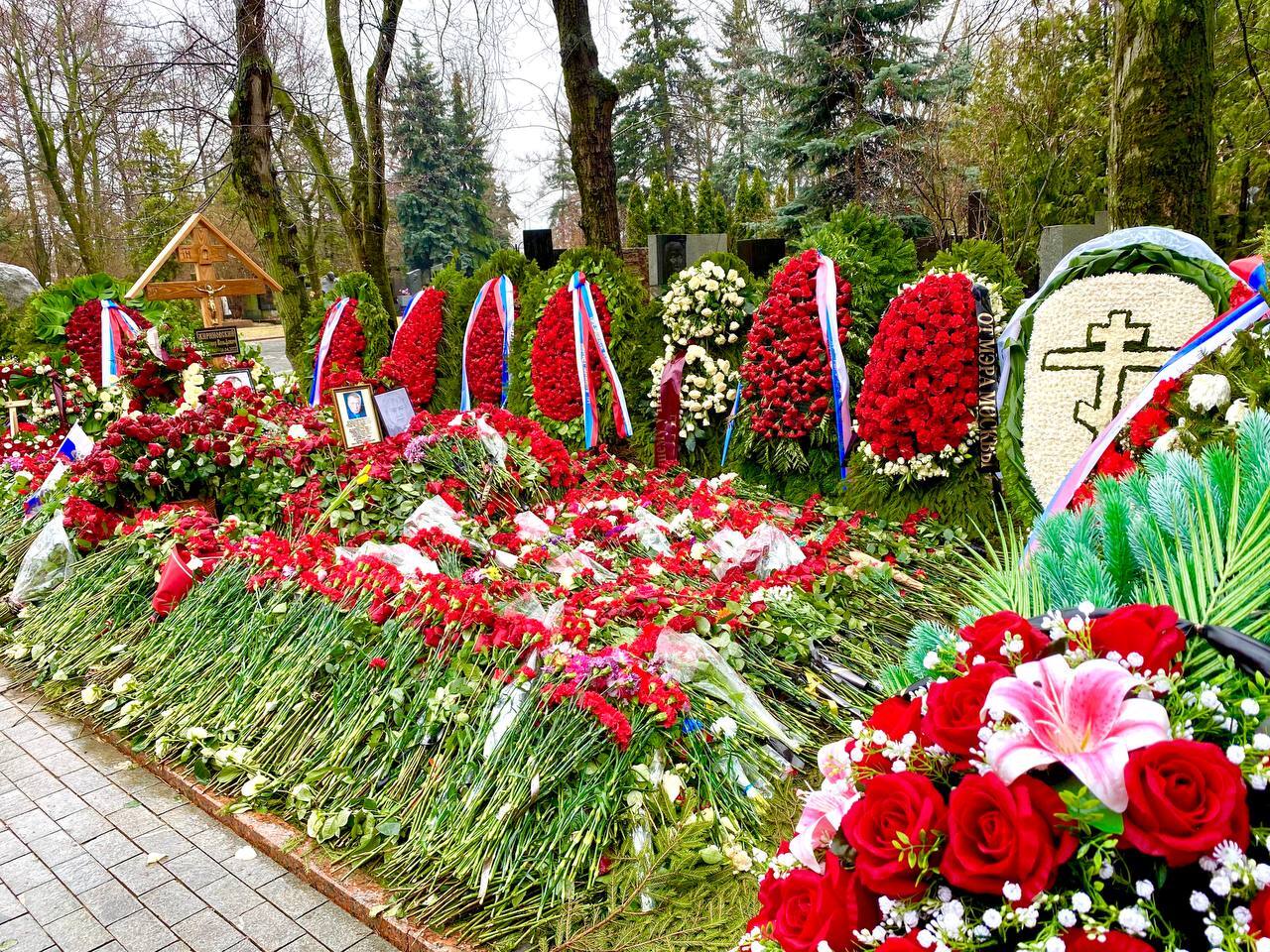 В сети появился кадр холма из цветов на могиле Жириновского