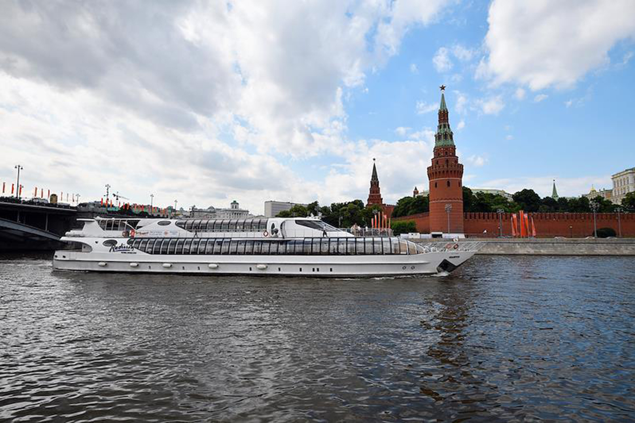 Открытие водных. Реки Москвы. Причал. Москва на берегу реки. Водная навигация.