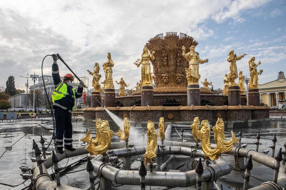 Популярные фонтаны столицы промоют вручную перед новым сезоном
