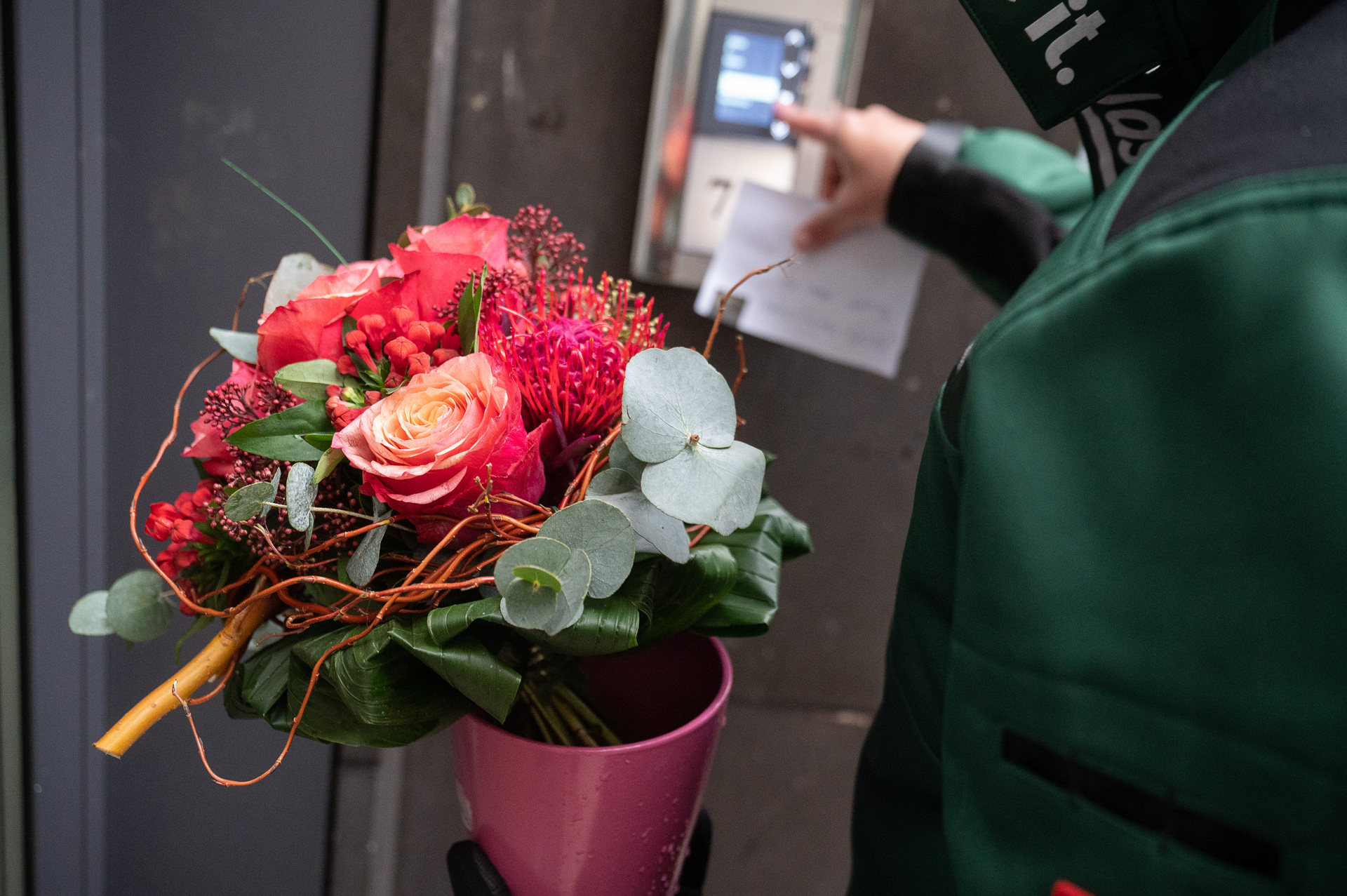 В Москве грабитель пришел на дело с букетом цветов