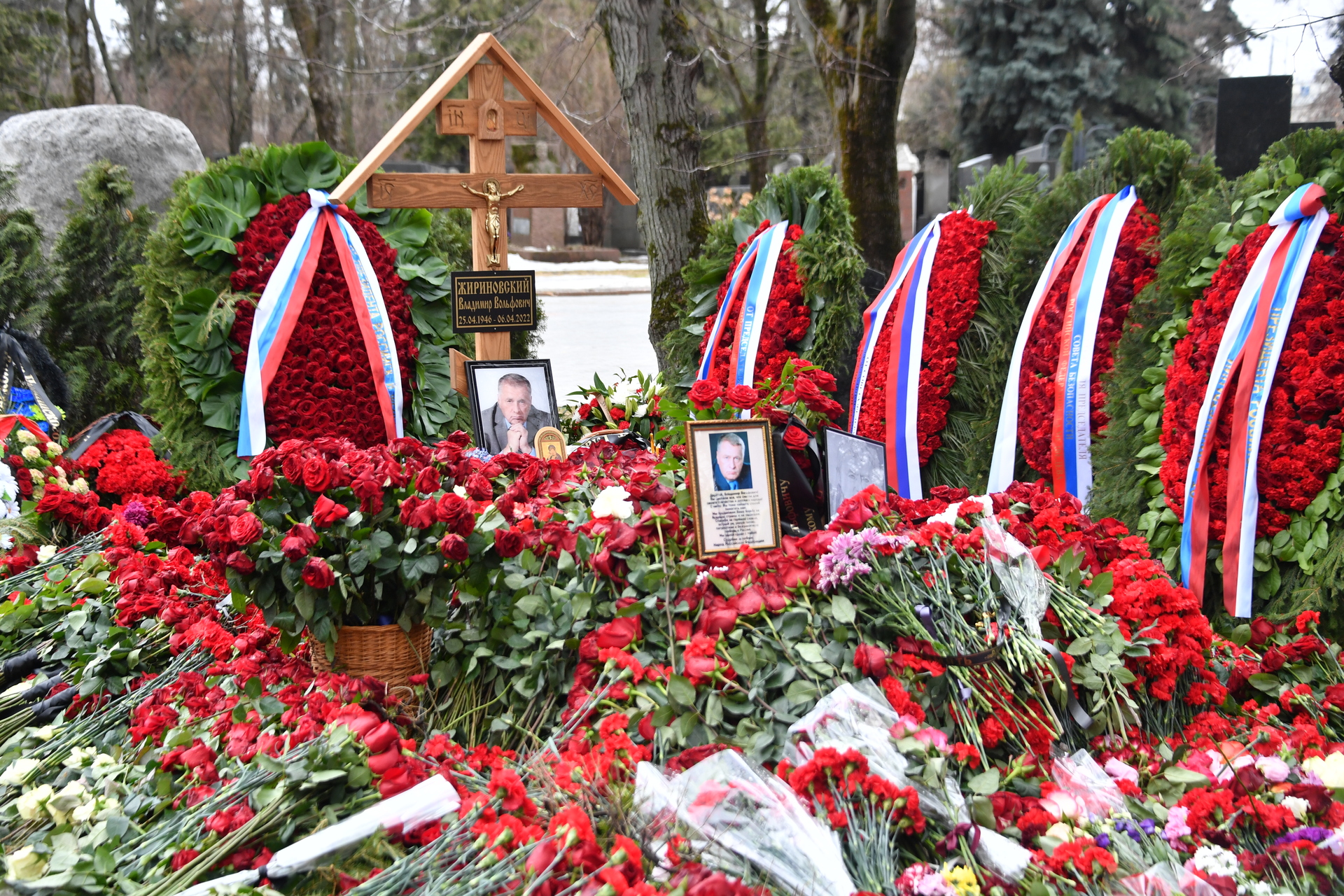 С могилы Владимира Жириновского похитили ленту с просьбой его сына