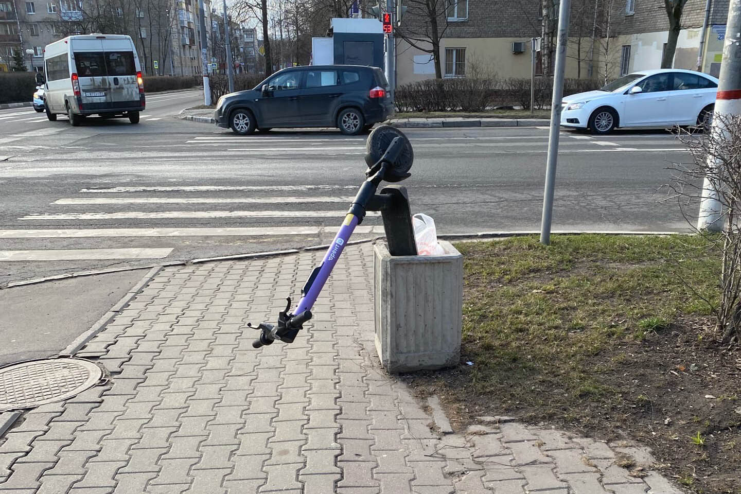 Жители Подмосковья начали массово выбрасывать электросамокаты