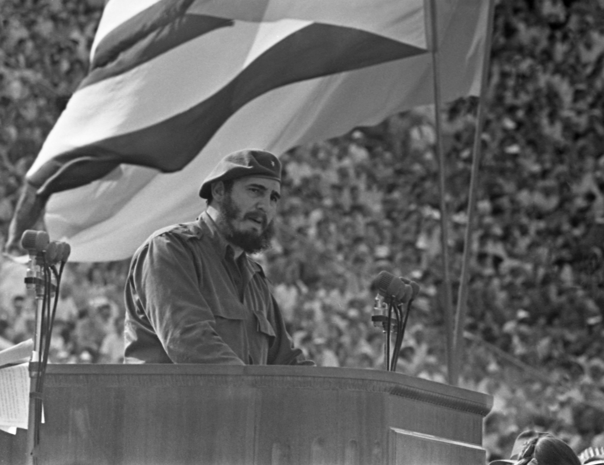 Кастро во время выступления на митинге советско-кубинской дружбы на Большой спортивной арене Центрального стадиона имени Ленина в Лужниках