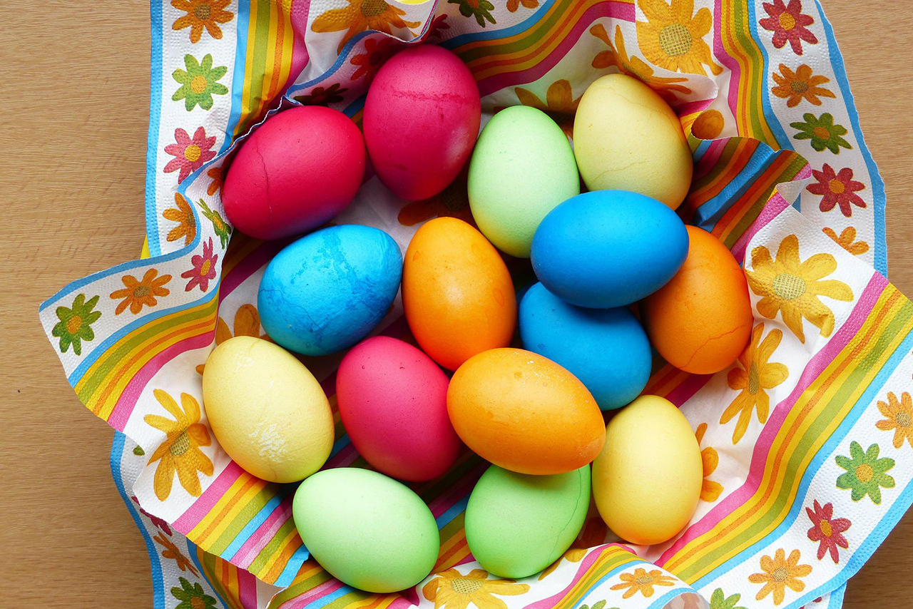Главный диетолог Москвы перечислила безопасные красители для яиц