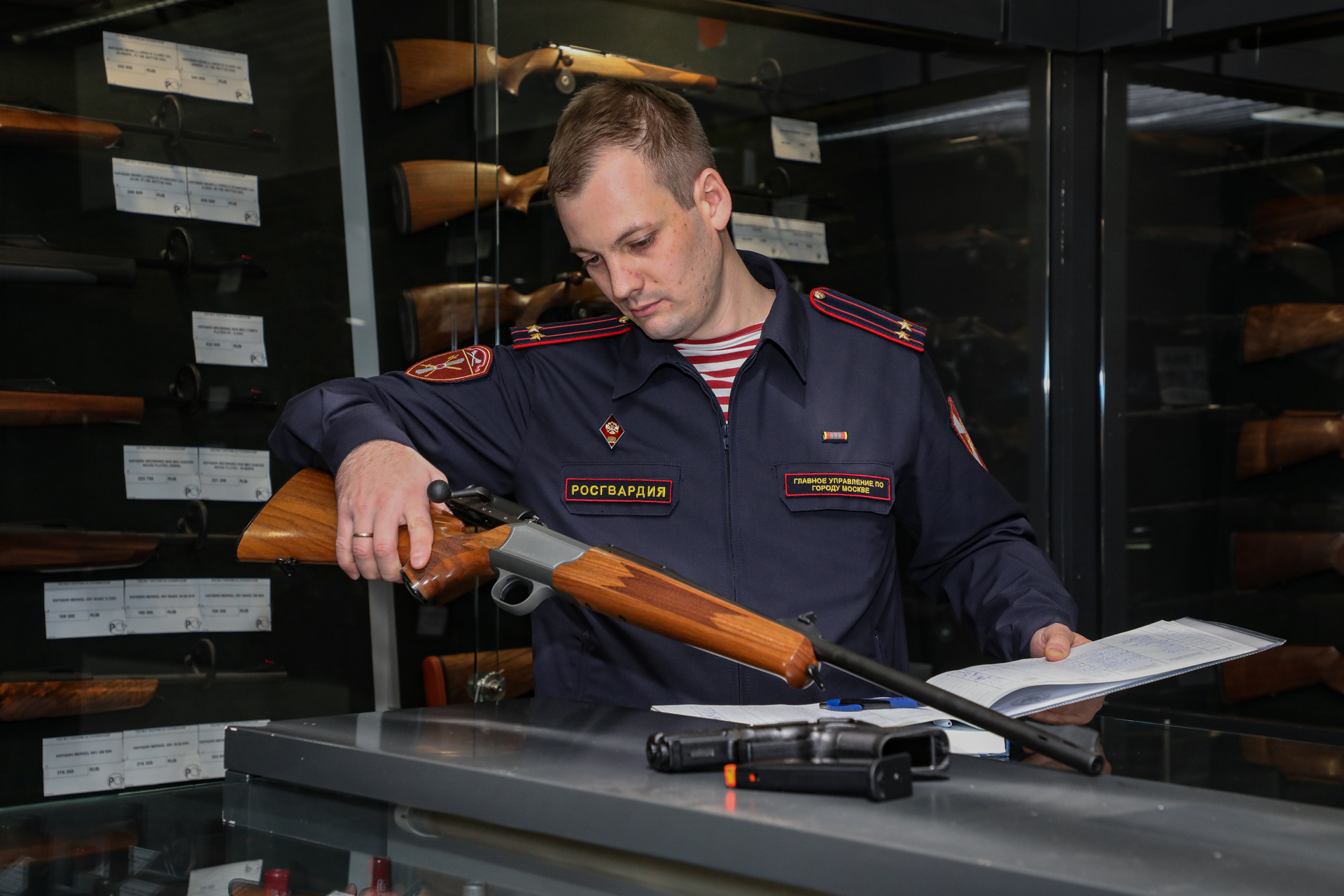 Москвичам рекомендовали отказаться от оружия в майские праздники