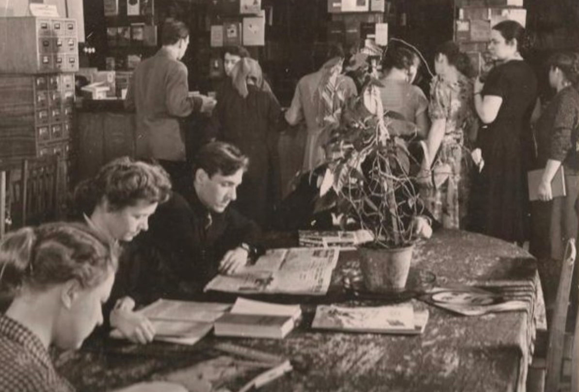 В библиотеке завкома МЭЛЗ, 1959 год