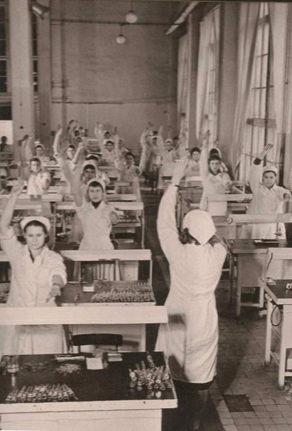 Производственная гимнастика в первом цехе кинескопов МЭЛЗ, 1959 год