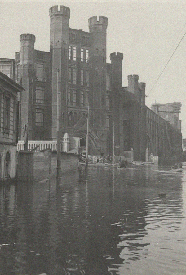 Вид на электрозавод во время наводнения, 1931 год