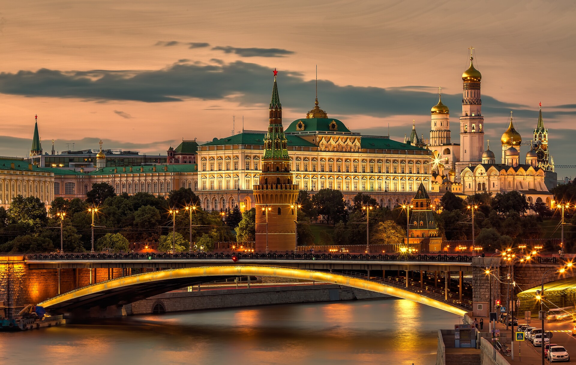 Москва вошла в десятку самых романтичных российских городов