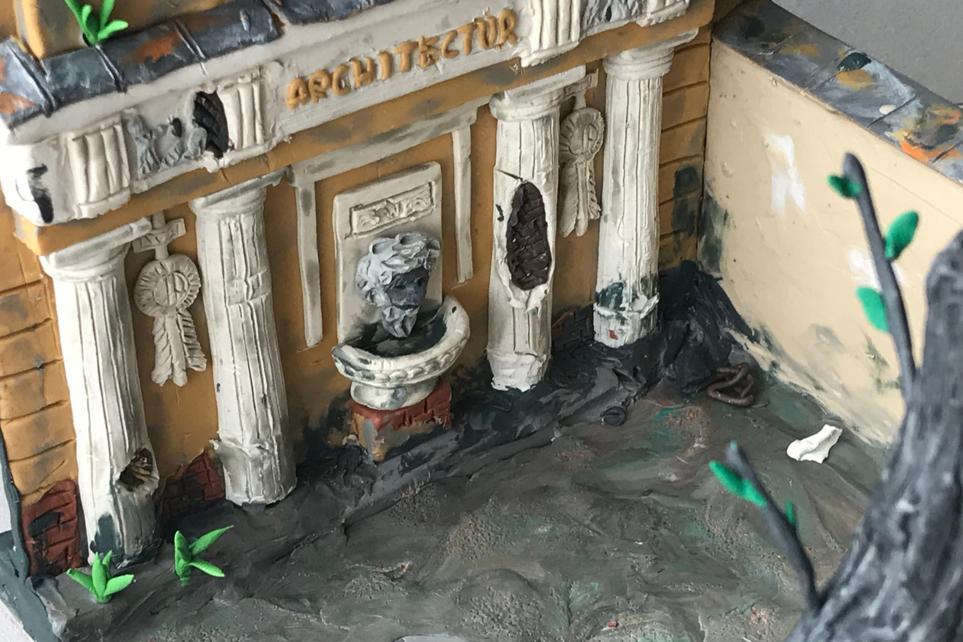 Москвич слепил из пластилина копию знаменитого столичного фонтана