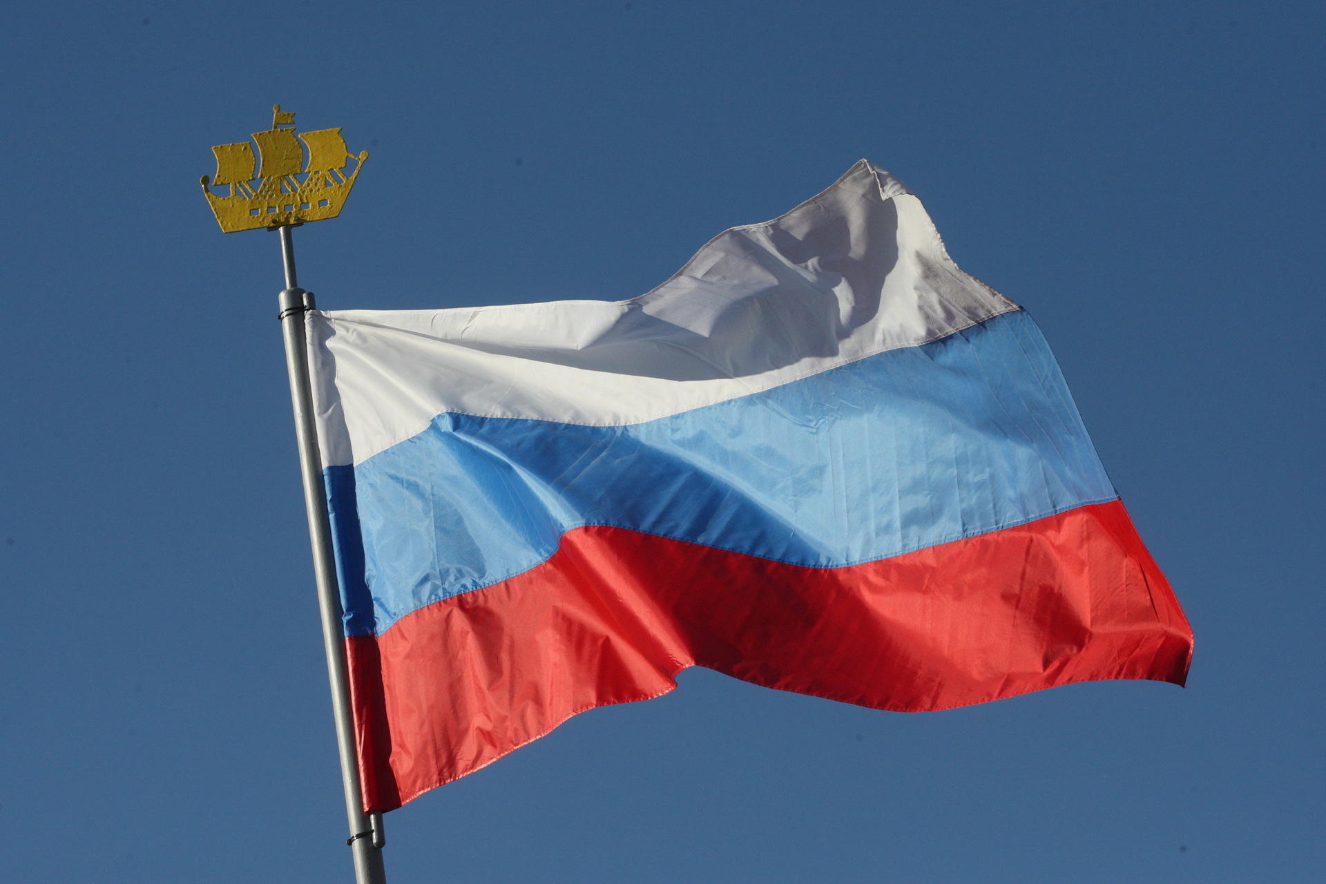 Москвичи предложили перекрасить дворовый арт-объект в цвета российского флага