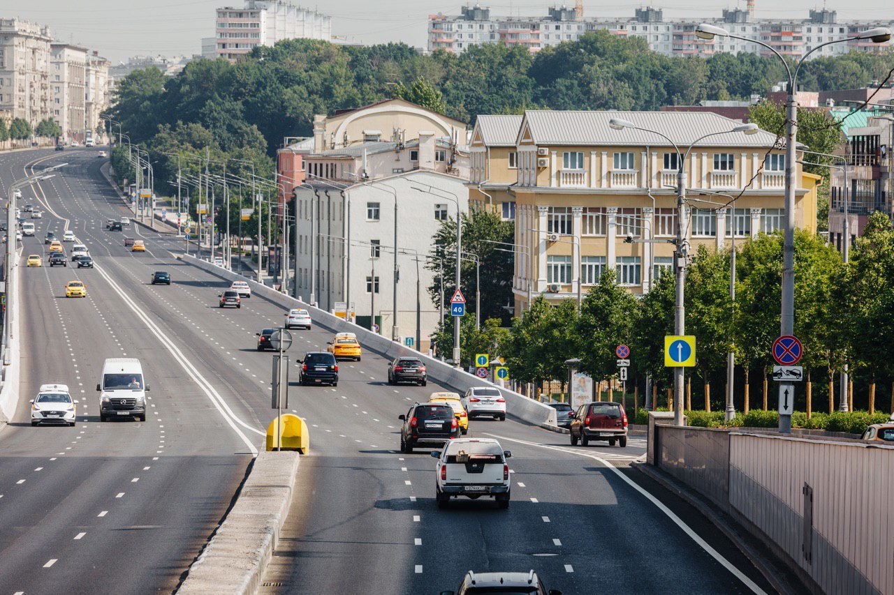 «Транспорт поедет быстрее». Какие участки московских дорог переразметят в 2022 году?