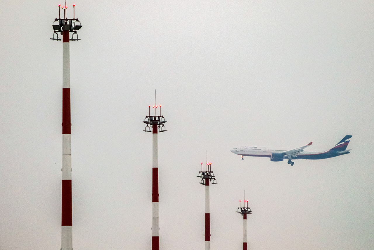 Десятки рейсов задержали и отменили в аэропортах Москвы