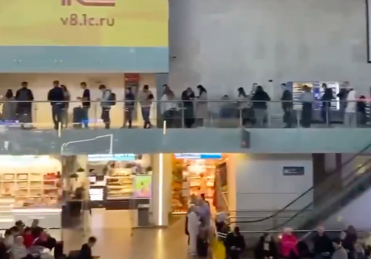 Очередь в «Макдоналдс» растянулась на весь этаж на вокзале в Москве