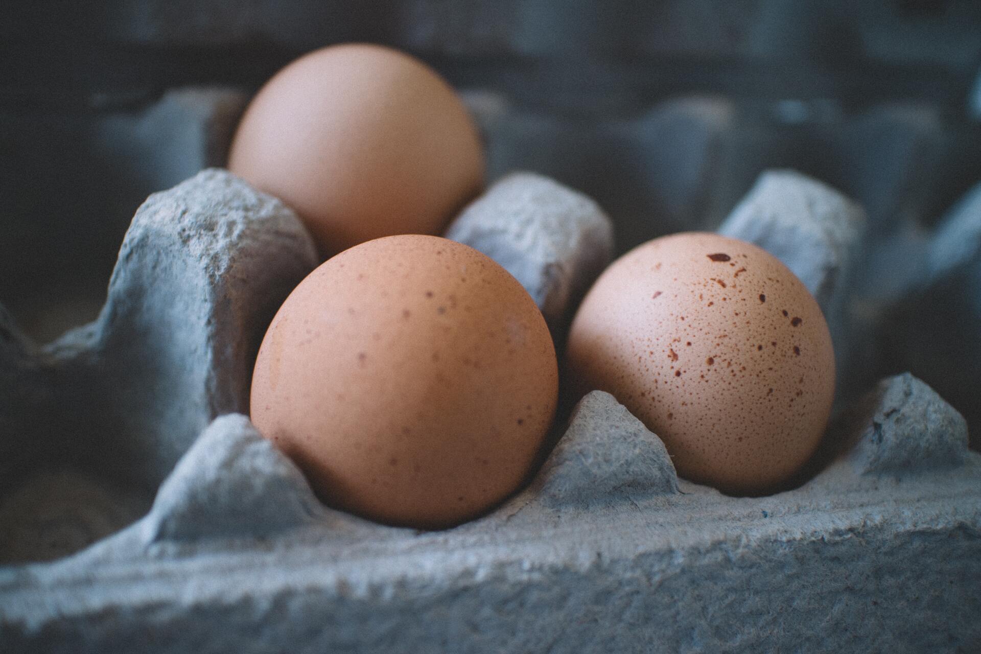 В подмосковных магазинах начали продавать яйца поштучно