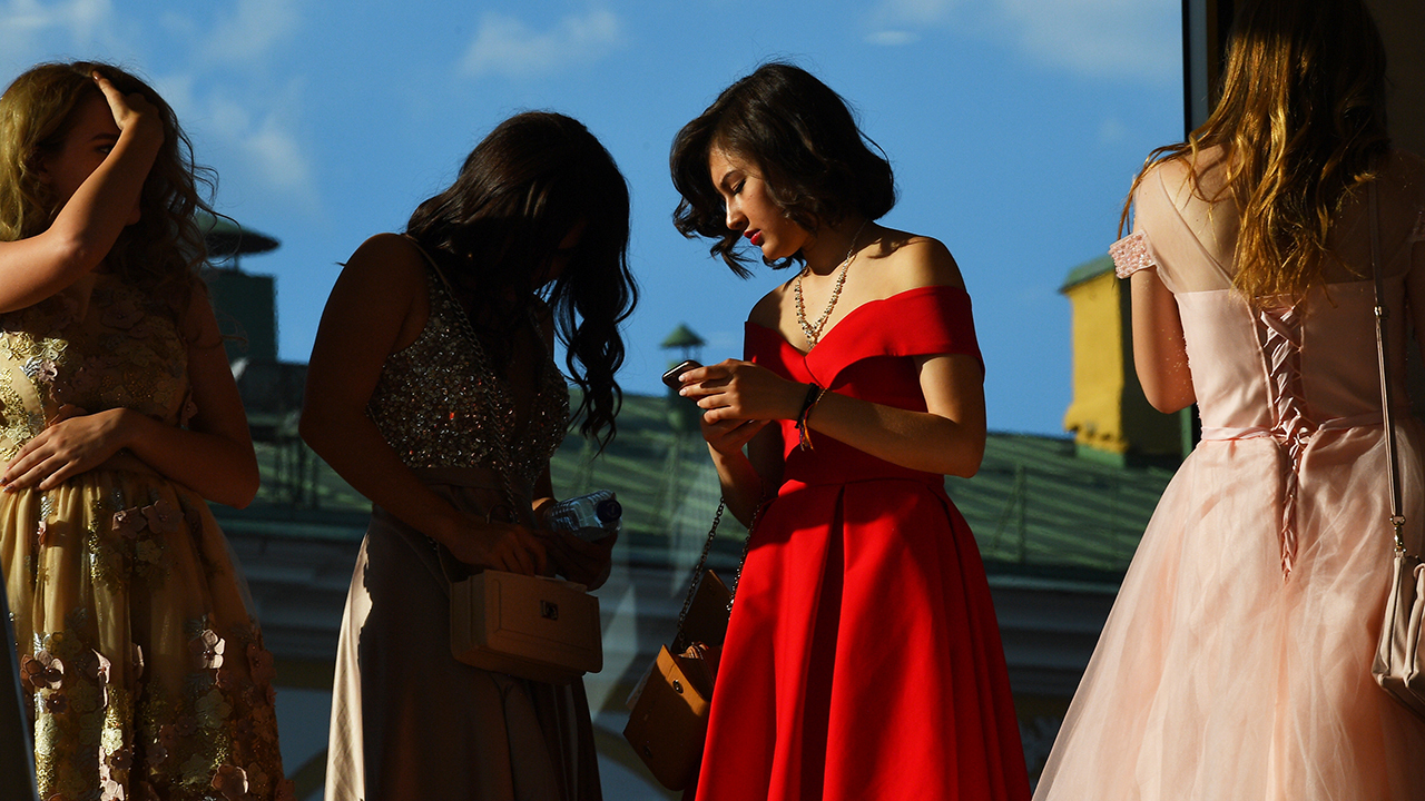 Парикмахер-стилист назвала принципы подбора прически для выпускного ...