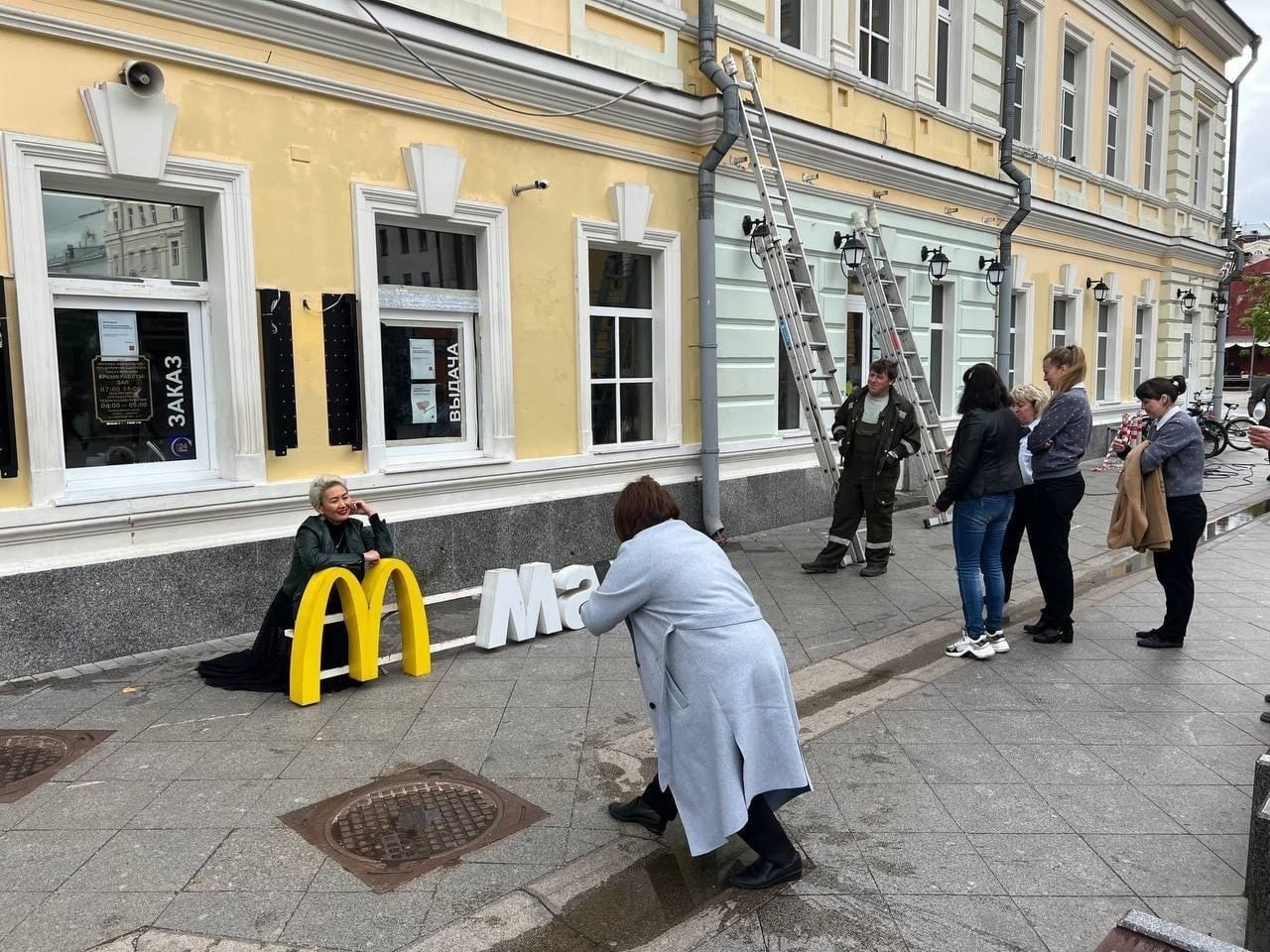 Москвичи начали фотографироваться на фоне снятых вывесок «Макдоналдса»