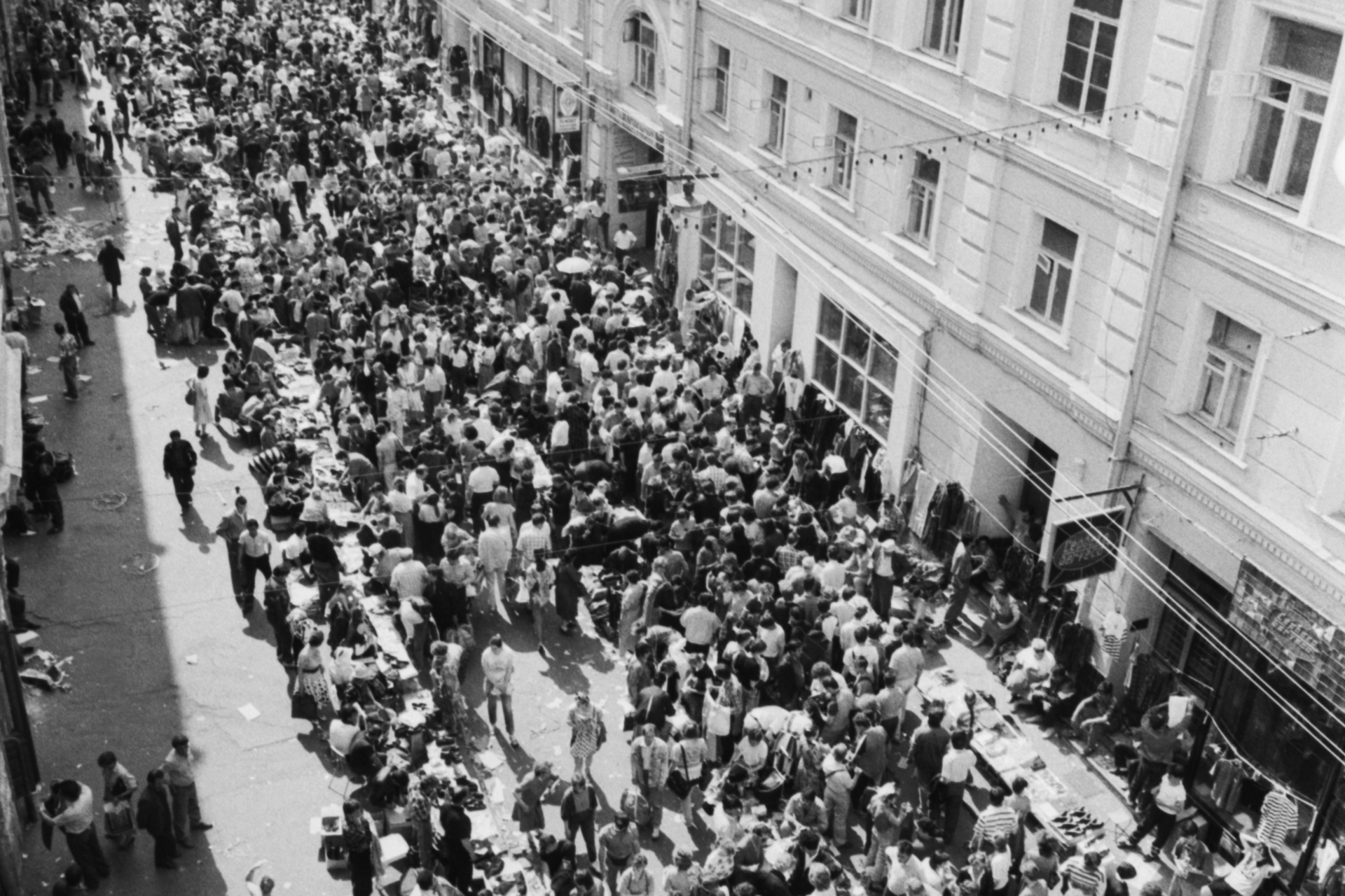 Москвичи вспомнили толпы на барахолке в 90-е годы