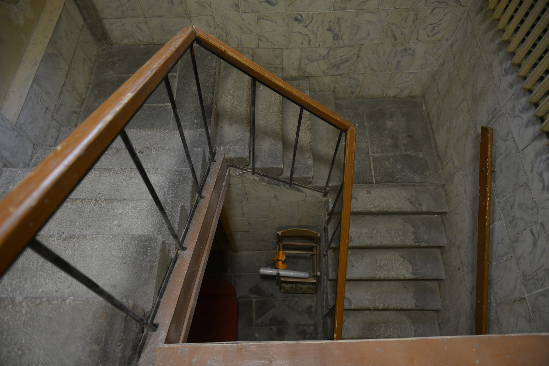 Лестница на цокольный этаж
