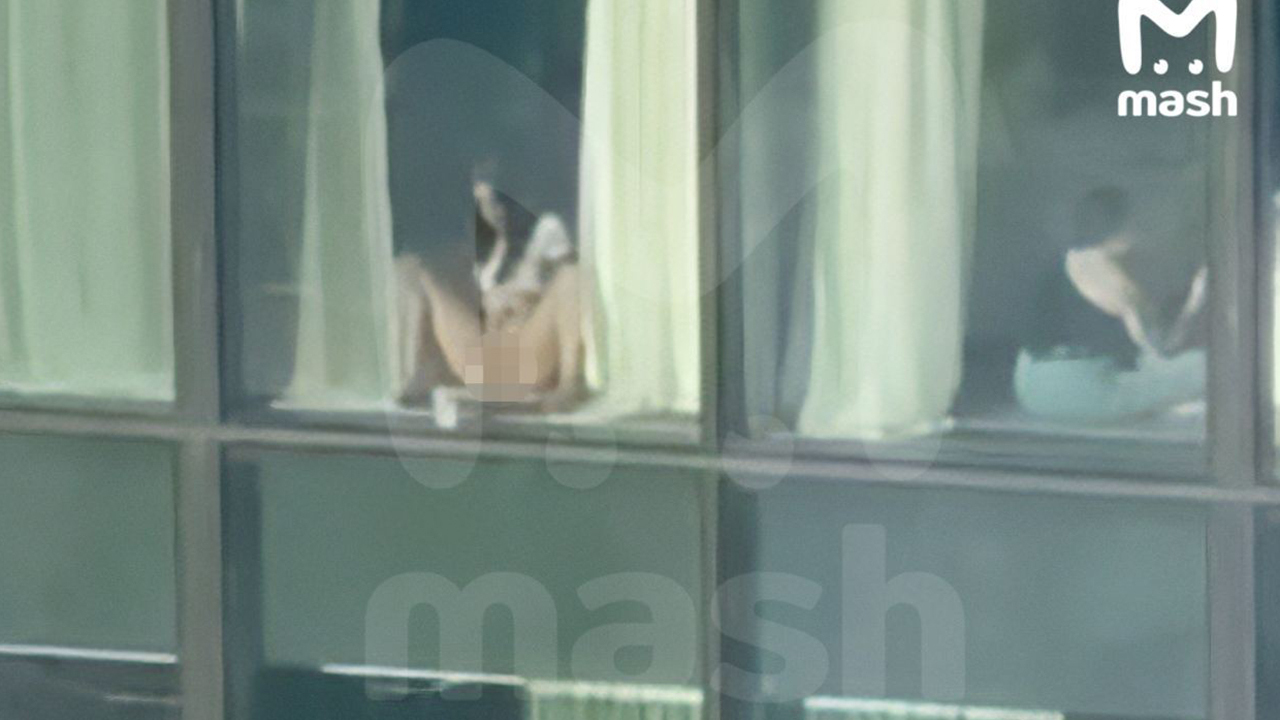 2 бастық өз хатшысын сиқырлайды