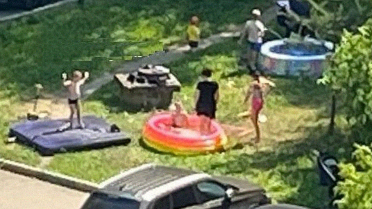 Жители Подмосковья открыли пляжный сезон во дворе жилого дома - Мослента