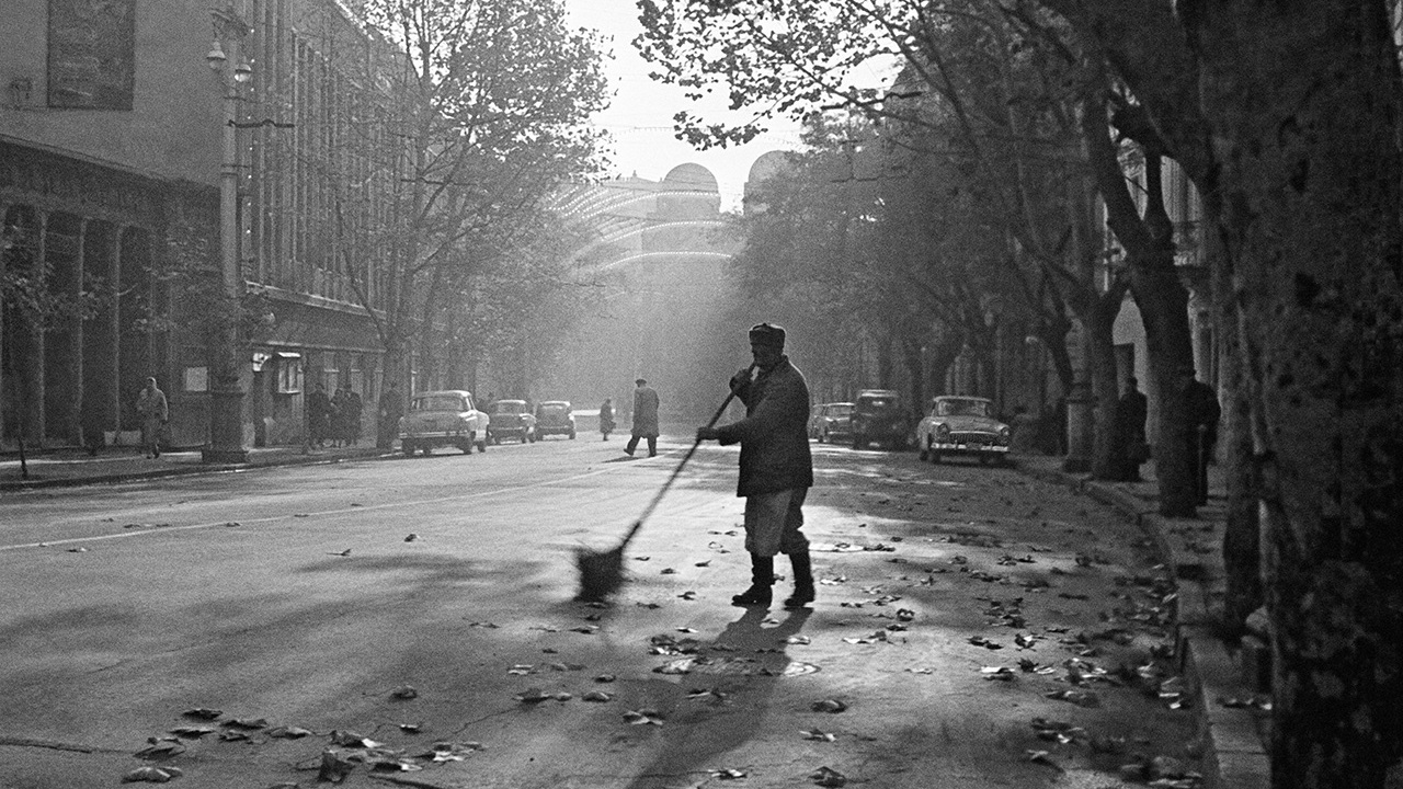 В сети вспомнили об уважении к дворникам в СССР: Новости: История ...