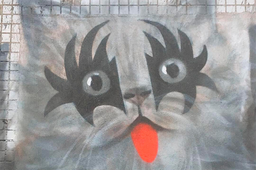 Фрагмент закрашенного граффити KISSки Александра Гущина в Измайловском парке