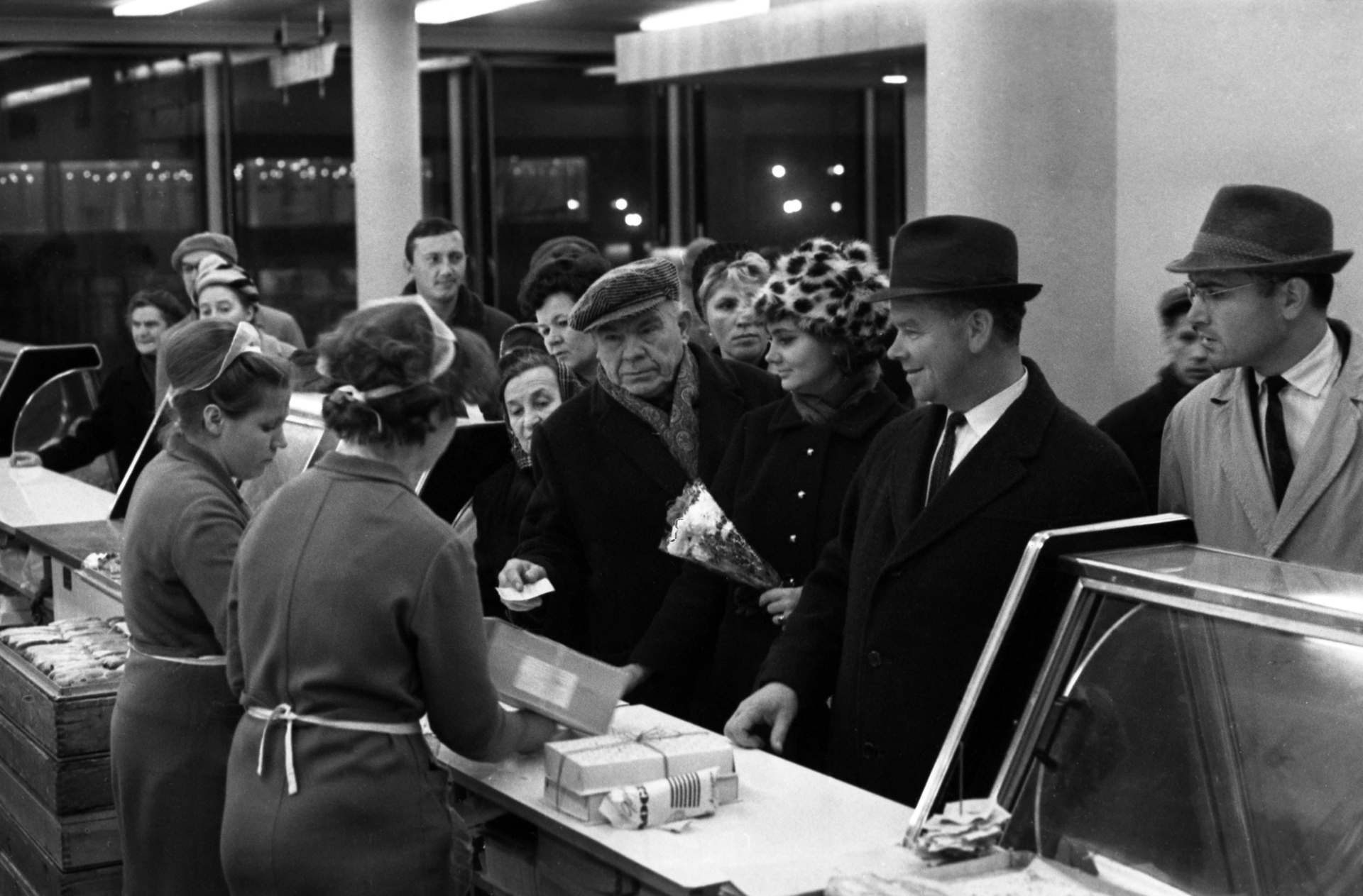За популярными десертами в Москве выстраивались очереди. На фото: продуктовый отдел Государственного универсального магазина, 1967 год