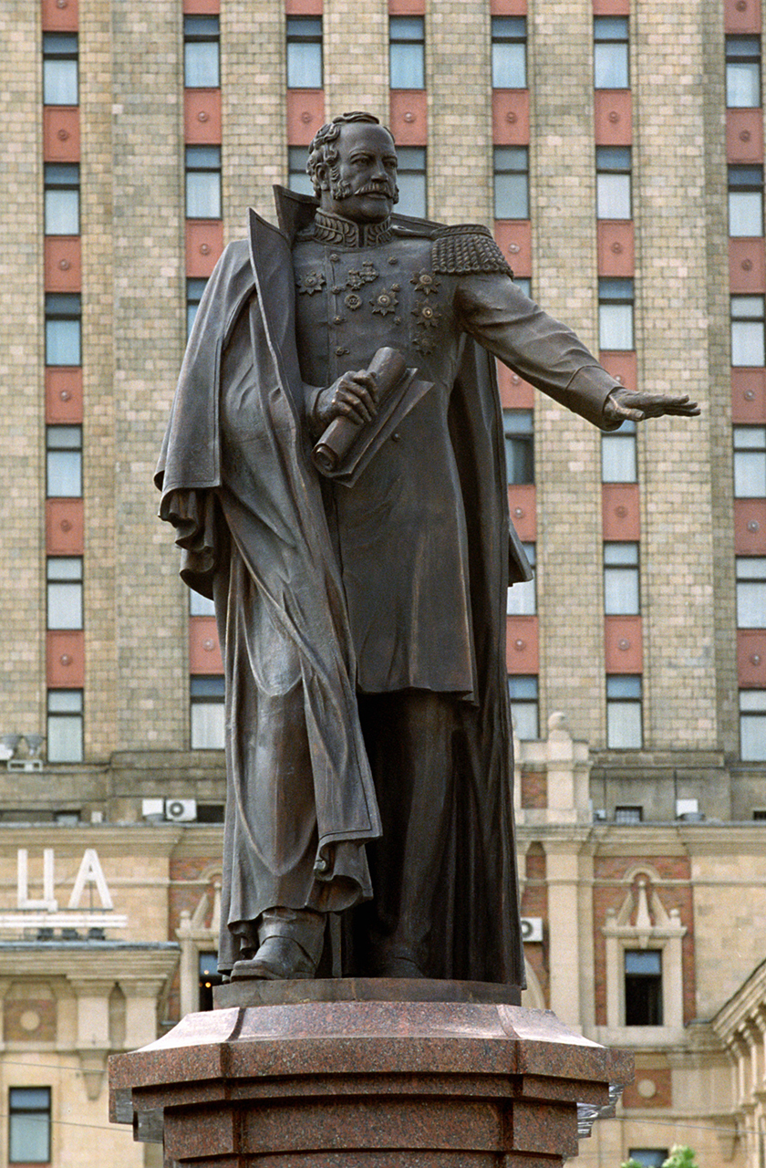 Памятник первому министру путей сообщения России Павлу Мельникову работы скульптора Салавата Щербакова на Комсомольской площади.