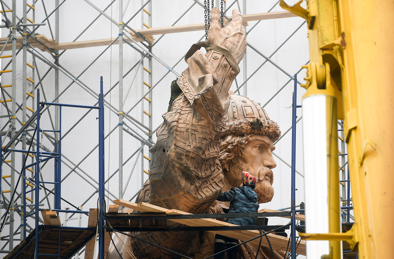 Монтаж 16-метрового памятника святому равноапостольному князю Владимиру на Боровицкой площади в Москве