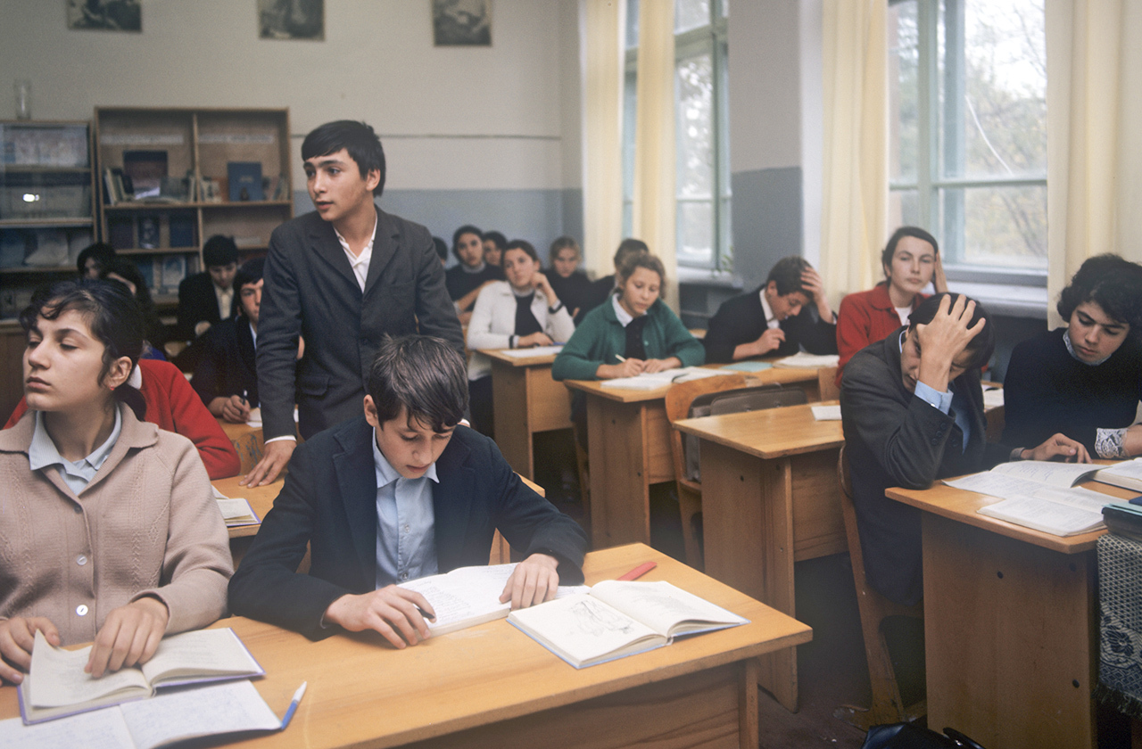 Ученики махачкалинской средней школы во время урока русской литературы